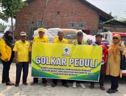 Ketua DPD Golkar Provinsi Jambi Drs,H. Cek Endra Bersama Ketua DPD Golkar Kab. Bungo, Drs Mardianto Salurkan Bantuan Melalui Golkar Peduli Untuk Korban Musibah Kebakaran Di Dusun Buat Kec. Bathin III Ulu, Kab. Bungo